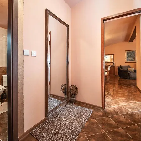 Gorgeous Home In Lisicic * Lisicici