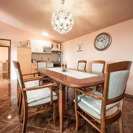 Gorgeous Home In Lisicic Vikendica