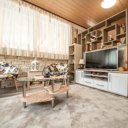 Gorgeous Home In Lisicic * Lisicici