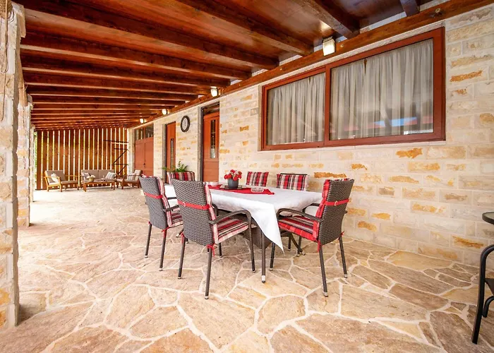 Σπίτι διακοπών Awesome Home In Lisicic With Wifi *