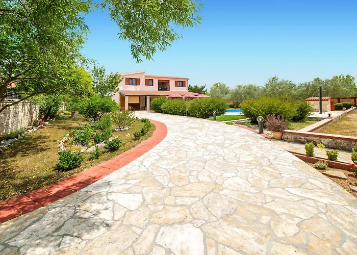 Awesome Home In Lisicic With Wifi *