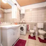 Awesome Home In Lisicic With Wifi *