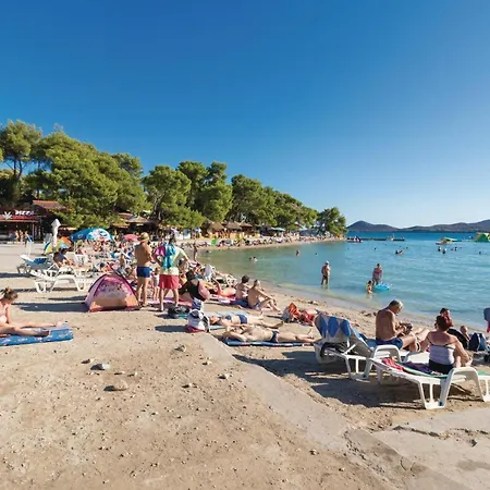 Awesome Home In Lisicic With Wifi بيت للعطل