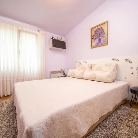 Awesome Home In Lisicic With Wifi