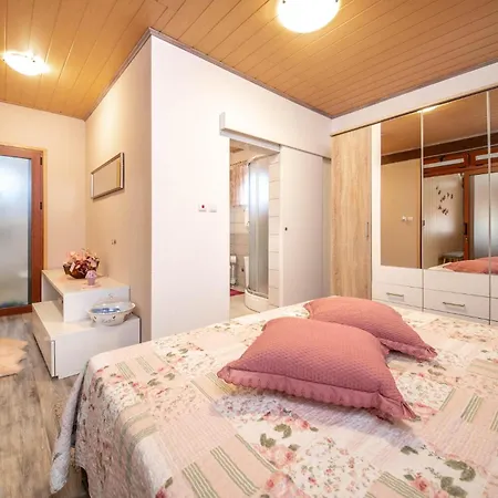 Awesome Home In Lisicic With Wifi