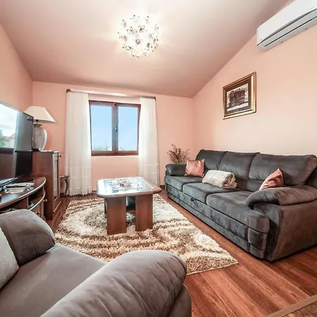 Gorgeous Home In Lisicic 펜션 Lisicici