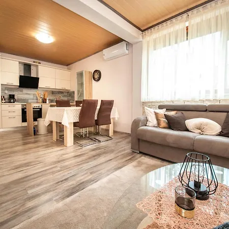 Gorgeous Home In Lisicic *