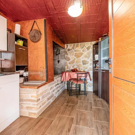 Awesome Home In Lisicic With Wifi *