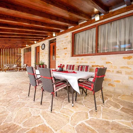 別荘 Awesome Home In Lisicic With Wifi *