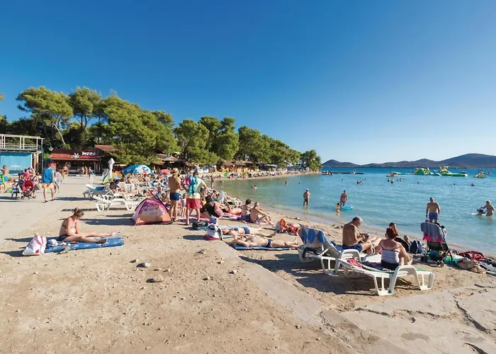 Awesome Home In Lisicic With Wifi بيت للعطل