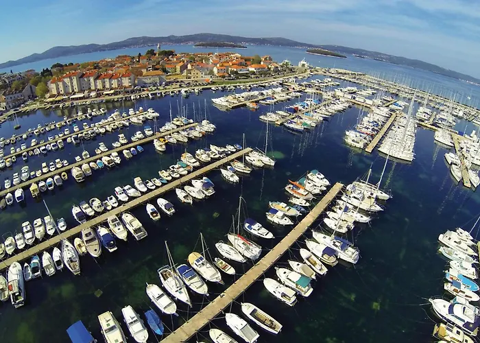 بيت للعطل Awesome Home In Lisicic With Wifi *