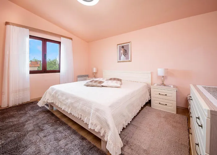 Awesome Home In Lisicic With Wifi