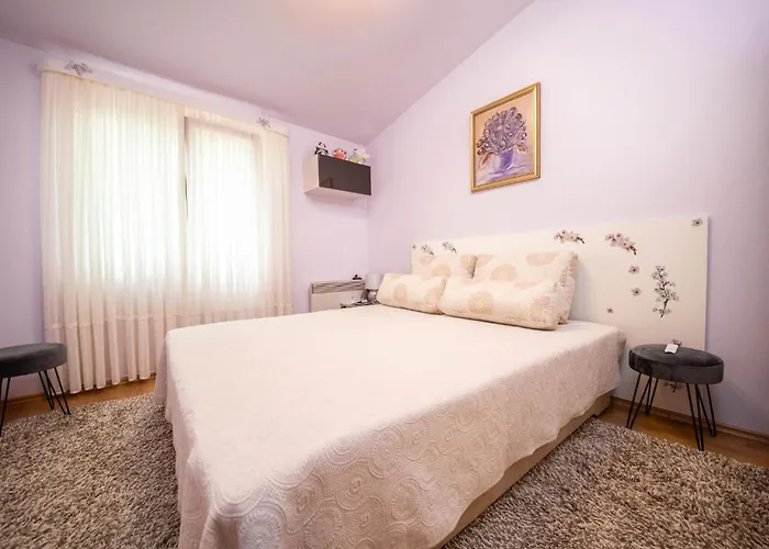 Awesome Home In Lisicic With Wifi