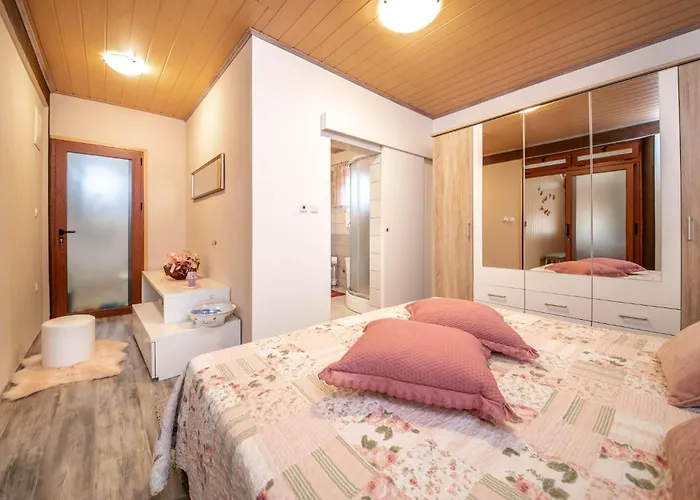 Awesome Home In Lisicic With Wifi