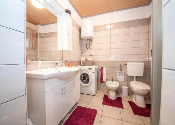 Awesome Home In Lisicic With Wifi *