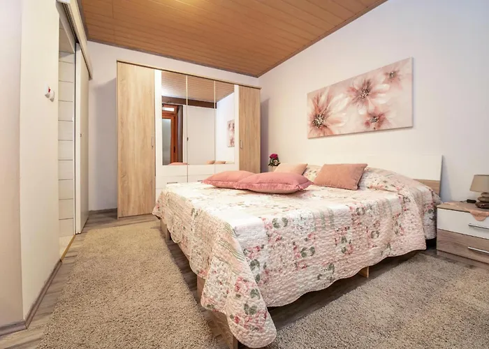 بيت للعطل Awesome Home In Lisicic With Wifi Lisicici