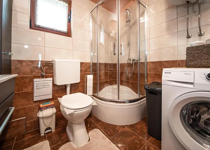 بيت للعطل Awesome Home In Lisicic With Wifi *