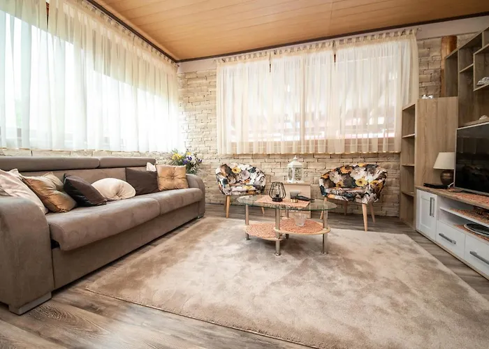 Awesome Home In Lisicic With Wifi بيت للعطل