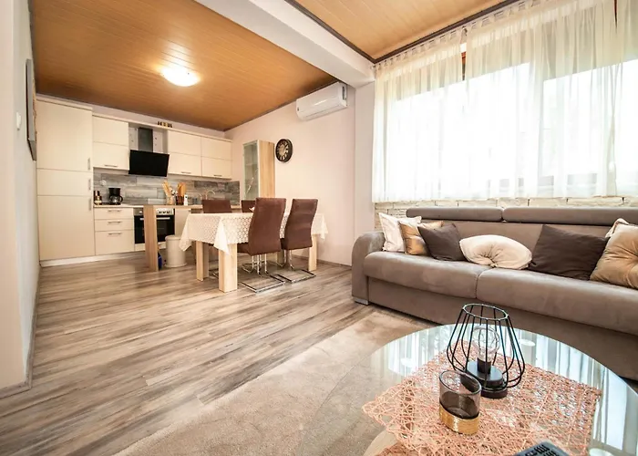 Awesome Home In Lisicic With Wifi *