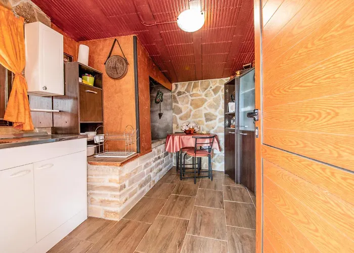 Awesome Home In Lisicic With Wifi *