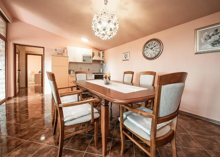 Awesome Home In Lisicic With Wifi بيت للعطل