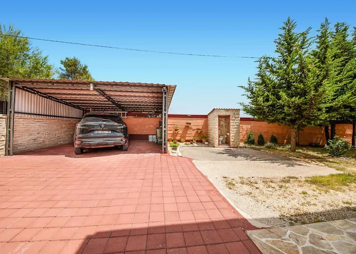 Awesome Home In Lisicic With Wifi *