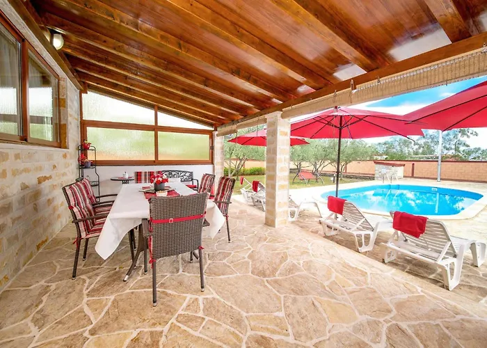 Awesome Home In Lisicic With Wifi *