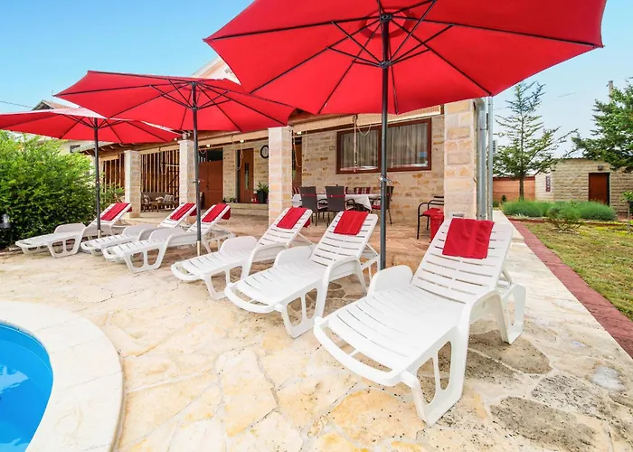 Awesome Home In Lisicic With Wifi بيت للعطل *